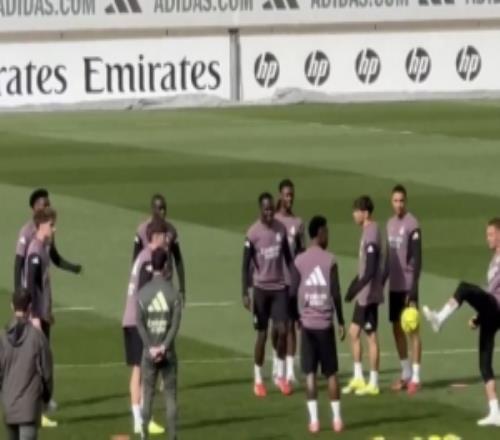 记者：卡马文加现身皇马备战塞尔塔赛前训练，此前因牙疼缺席比赛