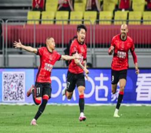 揭幕戰(zhàn)大勝！蓉城51十人新鵬城姜至鵬染紅韋林頓雙響+造紅牌