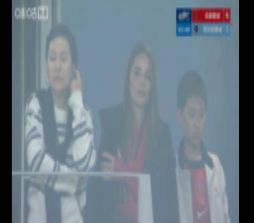 太幸福了！韋林頓蓉城中超首秀雙響，鏡頭給到看臺(tái)美女妻子