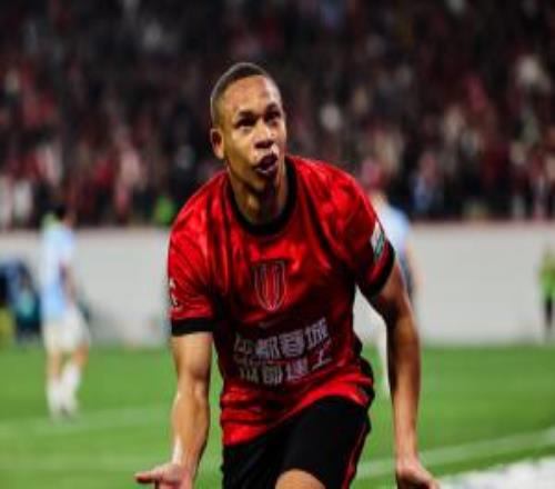 慎點！遭姜至鵬揚肘揮中，韋林頓席爾瓦的嘴唇裂開一個口子