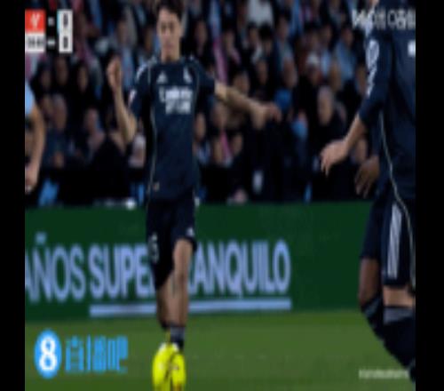 琼阿梅尼拼抢中被尤特格拉踢中膝盖，裁判没有出牌