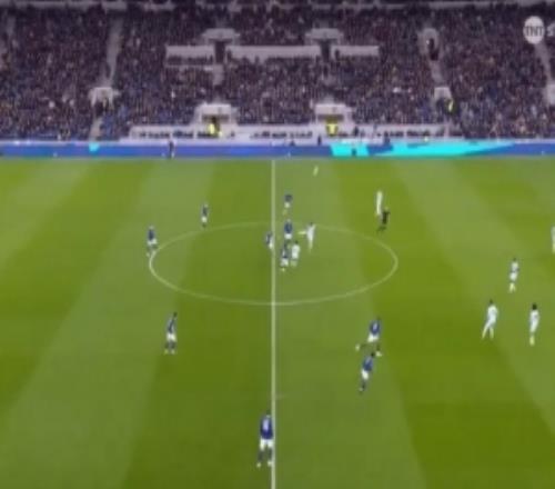 簡(jiǎn)單粗暴！TA談埃弗頓另類(lèi)開(kāi)球戰(zhàn)術(shù)：將球挑起+凌空抽向?qū)Ψ桨雸?chǎng)