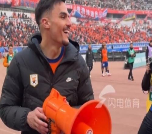 頭回謝場得說兩句！擊敗鐵人賽后，王大雷引導(dǎo)阿爾瓦羅與球迷互動