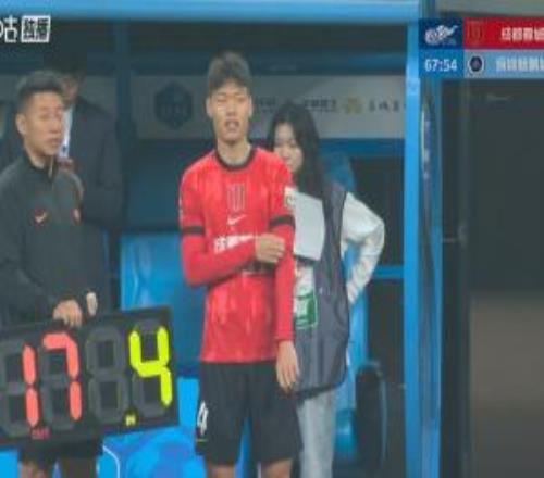 蓉城生涯首秀！賀一然第69分鐘替補(bǔ)登場(chǎng)，換下王東升