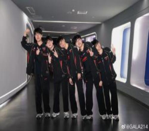 GALA：“兄弟們明天決賽加油！JDG去巴西啦！”
