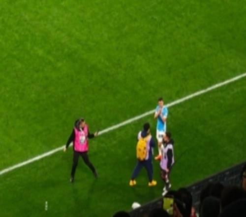 曾是蓉城隊(duì)長(zhǎng)！博主曬圖：周定洋賽后謝場(chǎng)，向成都球迷鼓掌致意