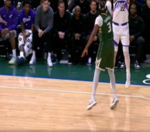 有無墊腳特納對菲利波夫斯基3分犯規(guī)裁判回看維持普通犯規(guī)判罰