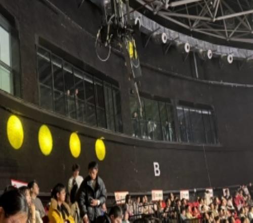 媒體人談LPL決賽現(xiàn)場：坐到觀眾席舒服多了LNG這主場包廂純坐牢