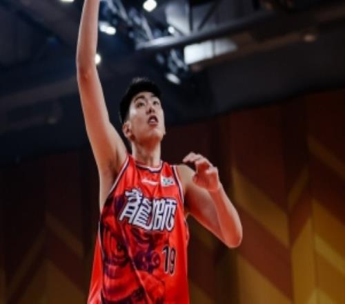 盡情展現(xiàn)！徐昕半場(chǎng)8中8砍17分多次上演空接暴扣&三分一投即中