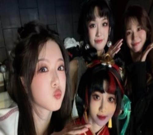 主持駱歆曬與Rita、阿芙、夏安一眾解說主持現場照：今天的特派員和女神們