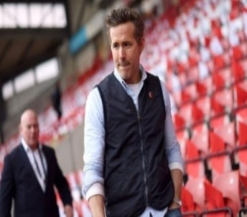 記者：雷克瑟姆老板雷諾茲和麥克艾倫尼觀戰切爾西vs本隊比賽