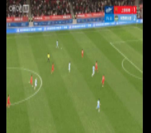 1分鐘2次爭議判罰！何超被撞倒裁判未判點，隨后海港破門被吹無效