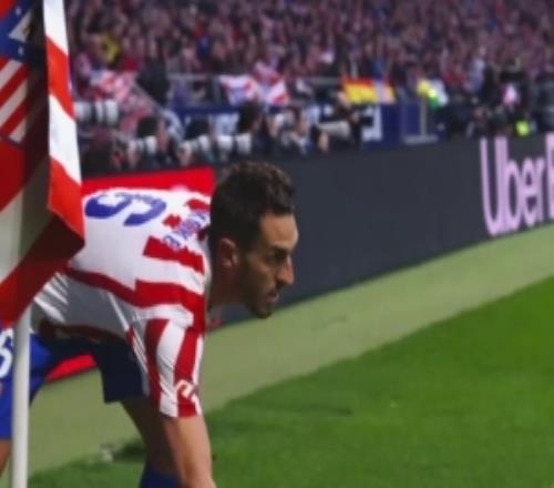 吉梅內(nèi)斯將鴿子抱出比賽場(chǎng)地，全場(chǎng)球迷為他送上掌聲