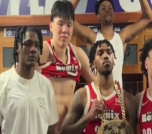 楊瀚森秀了一把腹??！混音隊(duì)賽后在更衣室慶祝勝利