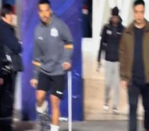 遭蓋伊誤傷！李可賽后拄拐離開球場，右腳穿戴腳踝固定護(hù)具