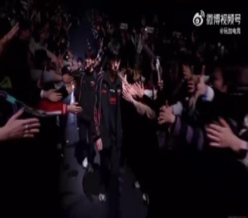 你小子也整起活了GALA入場后壁咚親吻隊伍吉祥物