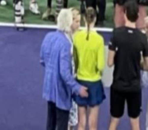 頒獎疑似遭咸豬手！萊巴金娜：什么也沒發(fā)生，只是看起來像咸豬手