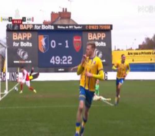 阿森納第50分鐘11遭英甲球隊扳平，薩爾蒙回傳失誤莫斯克拉被過