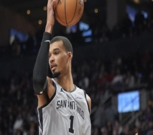 文班：我們想發(fā)揮出最佳水平我有時仍需要有球在手并主導(dǎo)進(jìn)攻