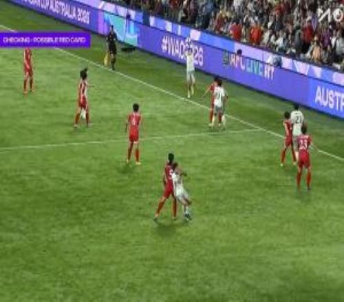 第84分鐘，朝鮮女足球員肘擊王霜，裁判經(jīng)VAR介入后出示黃牌