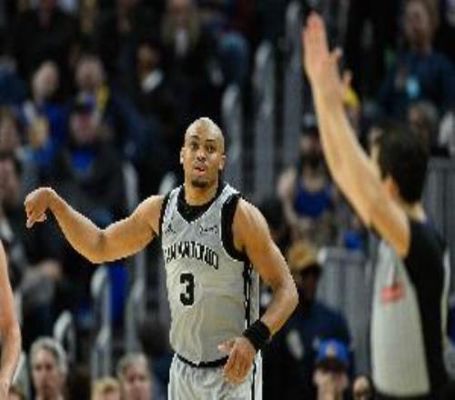 火力差距！馬刺替補(bǔ)席射進(jìn)12記三分火箭全隊(duì)僅有8個(gè)