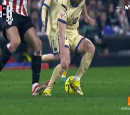 前裁判：奧爾莫被畢巴球員雷戈踩到腳踵，這應該是一張紅牌