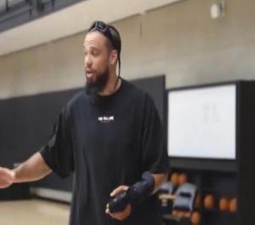 狄龍：小卡油鹽不進(jìn)還打爆了我于是我轉(zhuǎn)防哈登因?yàn)樗蛔咦舐? />
<div   id=