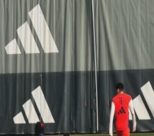 圖片報(bào)：孔帕尼組織拜仁家庭日活動(dòng)，現(xiàn)場(chǎng)提供了燒烤、冰淇淋車(chē)等