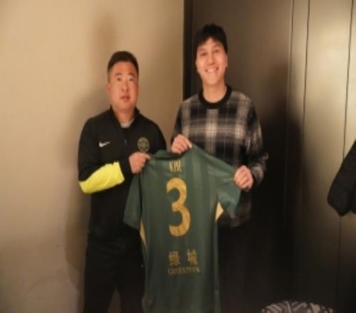 考察樸鎮(zhèn)燮舊將金東進(jìn)重回黃龍，目前擔(dān)任韓國(guó)隊(duì)助教