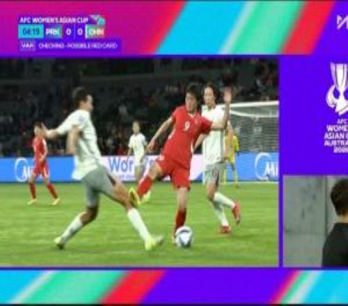 朝鮮女足逃過紅牌邵子欽遭對手蹬踏膝蓋VAR介入后裁判僅出黃牌
