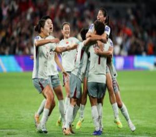 三連勝小組頭名出線！中國(guó)女足21逆轉(zhuǎn)朝鮮陳巧珠、王霜破門