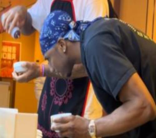 吃得明白嗎網友在海底撈偶遇迪亞洛和克里斯前者專注打醬料