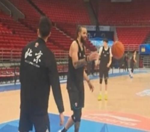 北京男籃公開(kāi)訓(xùn)練！新援麥基首次亮相周琦趙?；鹁€回歸