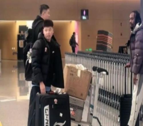 復(fù)出在即媒體人曬麥考爾與杜鋒機(jī)場合照：麥考爾隨隊(duì)前往新疆