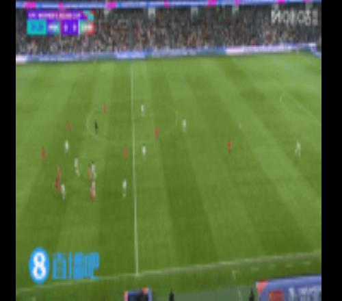 中國女足先丟球，金景英近距離不停球推射，門將陳晨撲救不及