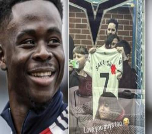 對手球迷舉“薩卡垃圾”球衣,薩卡賽后曬照回復:我也愛你們