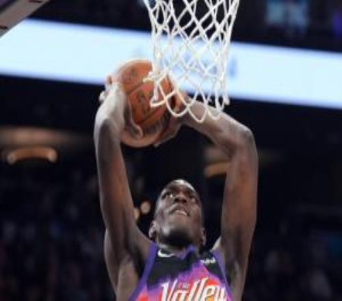 布克：弗萊明表現(xiàn)出色但仍虛心求教他對(duì)勝利產(chǎn)生了巨大影響