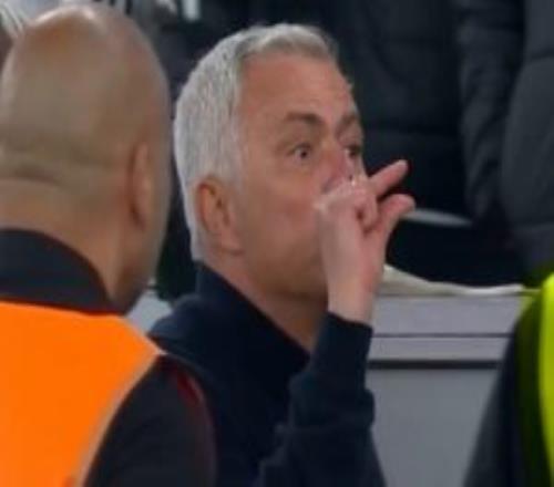 又染紅了！穆里尼奧飛踢水瓶后染紅，離場時(shí)還對(duì)波爾圖球員比手勢