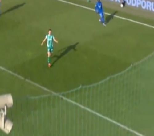 誰去撿球捷克甲門將大腳解圍，皮球直接飛進(jìn)一戶人家屋中