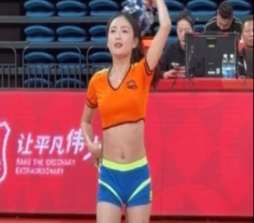青春活力！媒體人曬女籃俱樂部杯啦啦隊的舞蹈表演視頻