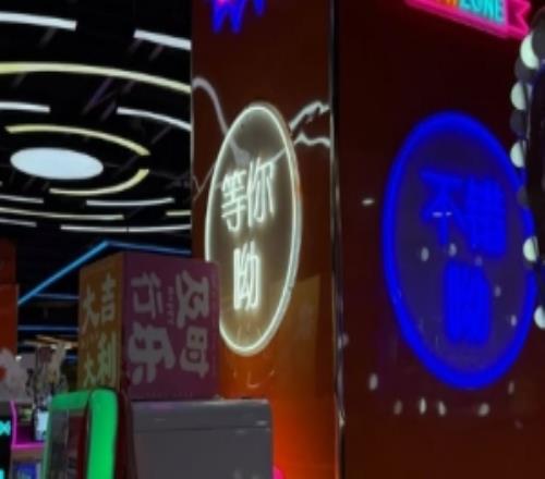 放松身心！克雷桑曬視頻，與伴侶在電玩城玩投籃機、足球游戲