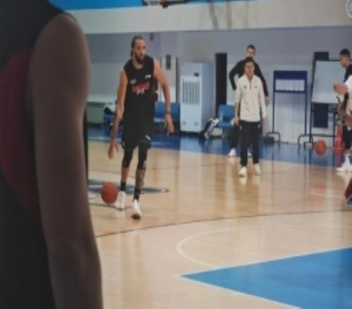 麥基被視為與白邊同級(jí)別外援隊(duì)友評(píng)價(jià)除了防守他進(jìn)攻也比白邊好