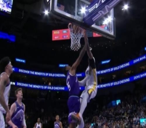 看呆追夢！小佩頓接球殺入籃下迎著科迪戰(zhàn)斧劈扣！