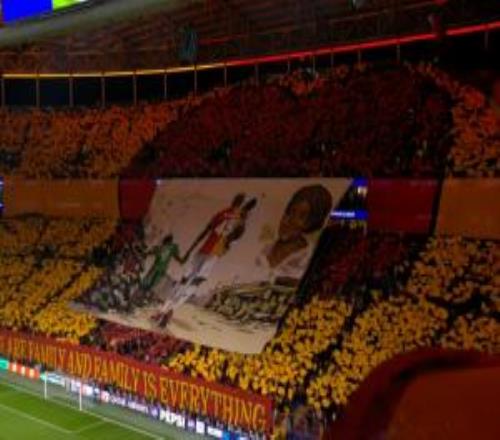 加拉塔薩雷球迷打出TIFO致敬奧斯梅恩已逝的母親，后者激動(dòng)落淚