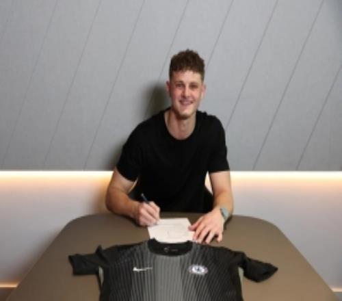 官方：切爾西與20歲青訓門將梅里克續(xù)約至2028年