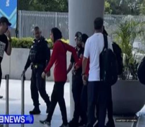 記者：一名伊朗女足球員被拉上大巴登機(jī)前有人打開閃光燈求救