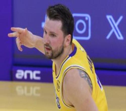 東契奇湖人生涯第6次砍下30+三雙超越科比獨享隊史第5多