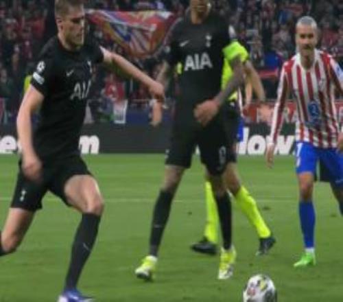 范德芬蹬腿亮鞋釘鏟漢茨科腳踝，裁判未吹罰犯規(guī)