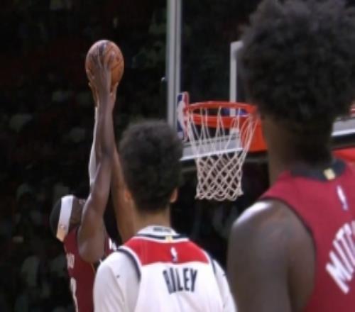 你倆硬是把比賽打出看點！阿德巴約反擊再想隔扣薩爾被后者帽了