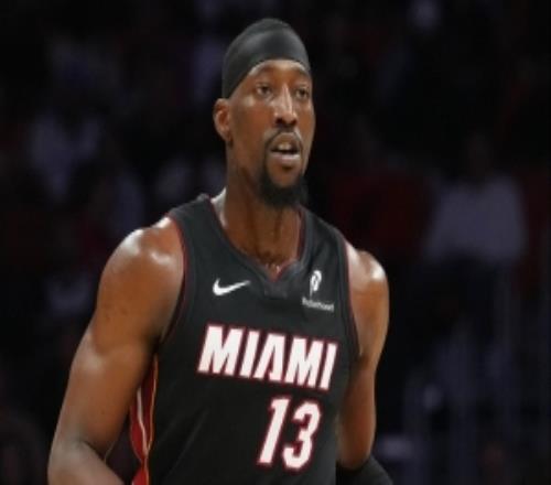 奇才防守時(shí)甚至用出了3人包夾但也沒(méi)能阻擋阿德巴約打破得分紀(jì)錄